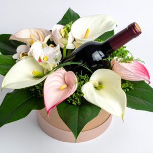 מארז יין ופרחים לב